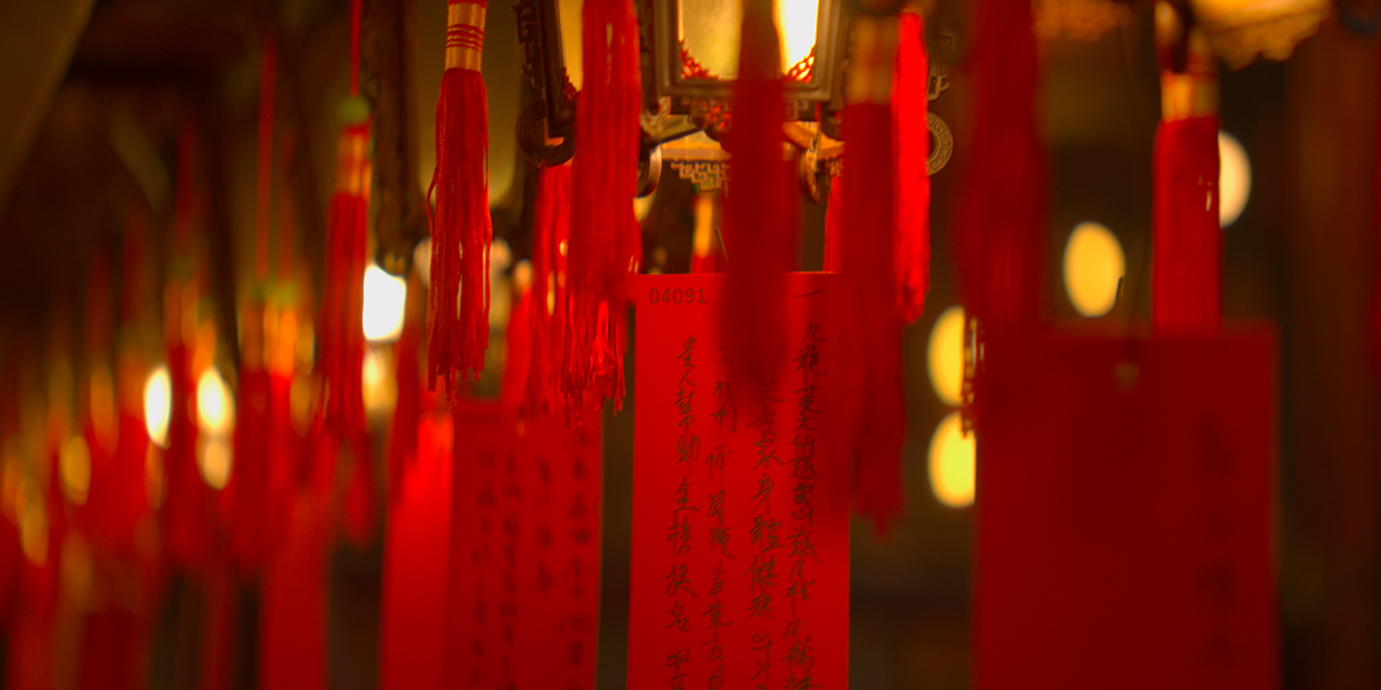 świecące lampiony i karteczki z życzeniami w nocnej scenerii